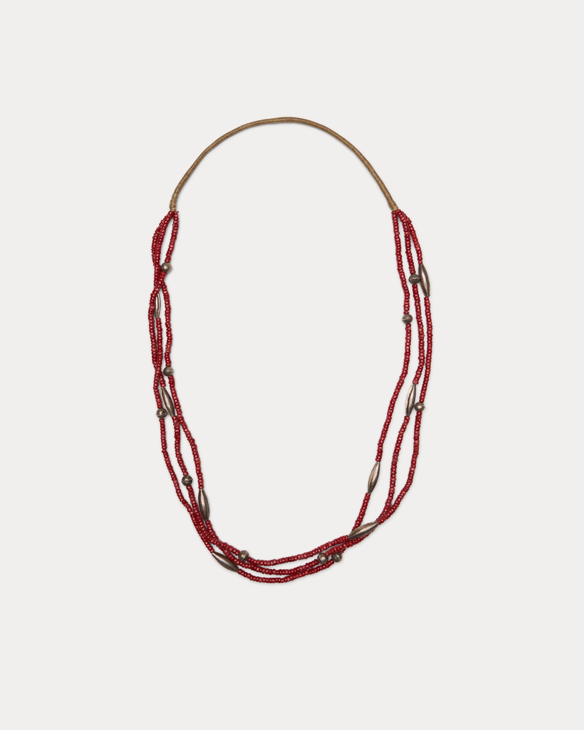 Collana a Tre Fili di Corallo con Elementi in Argento Anticato