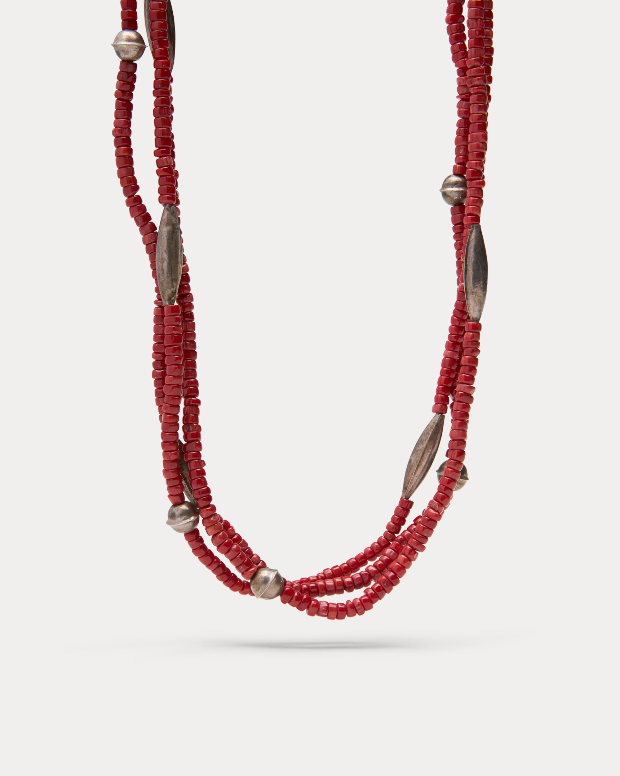 Collana a Tre Fili di Corallo con Elementi in Argento Anticato