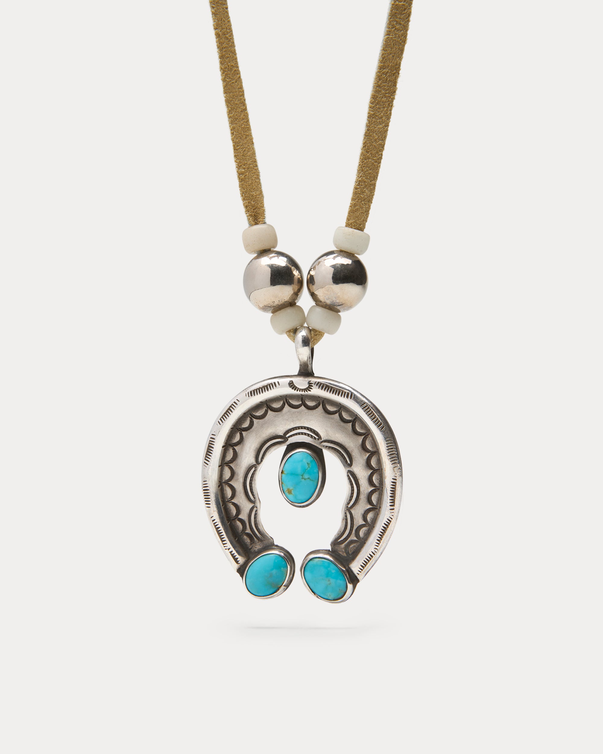 Collana in Pelle con Ciondolo in Argento Cesellato e Pietre Turchesi
