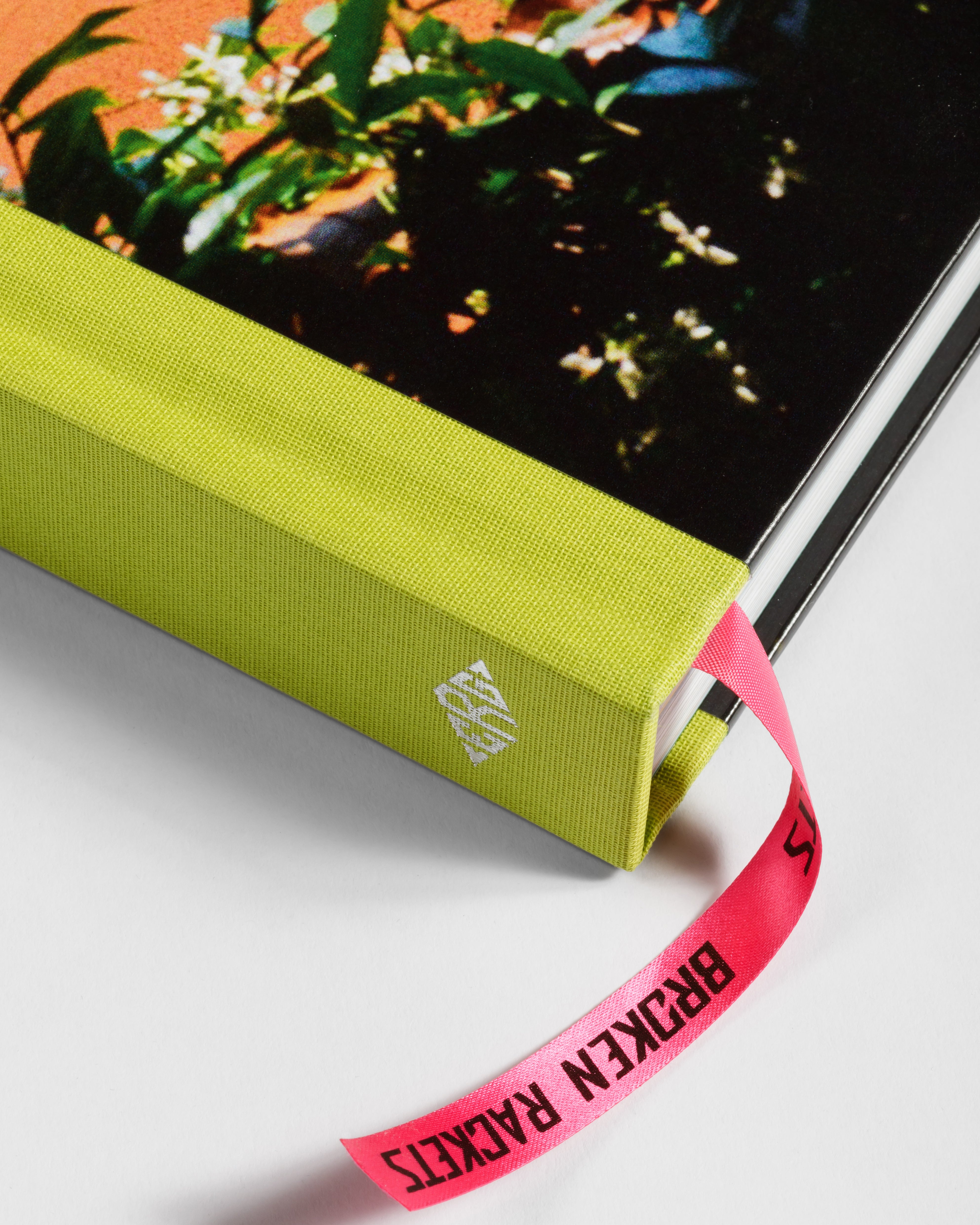 Libro Paradise Courts