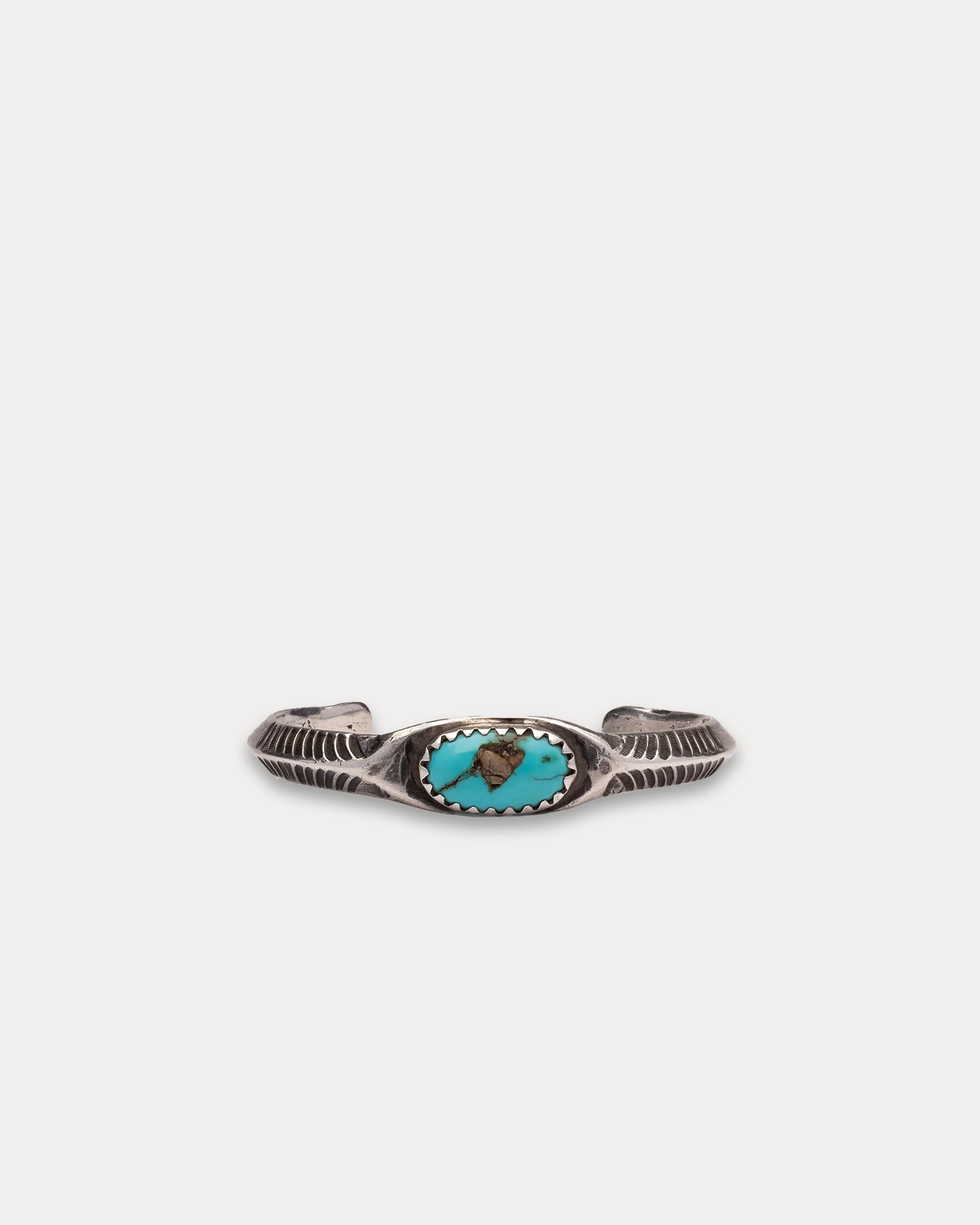 Bracciale in Argento con Pietra Turchese Ovale e dettagli Cesellati
