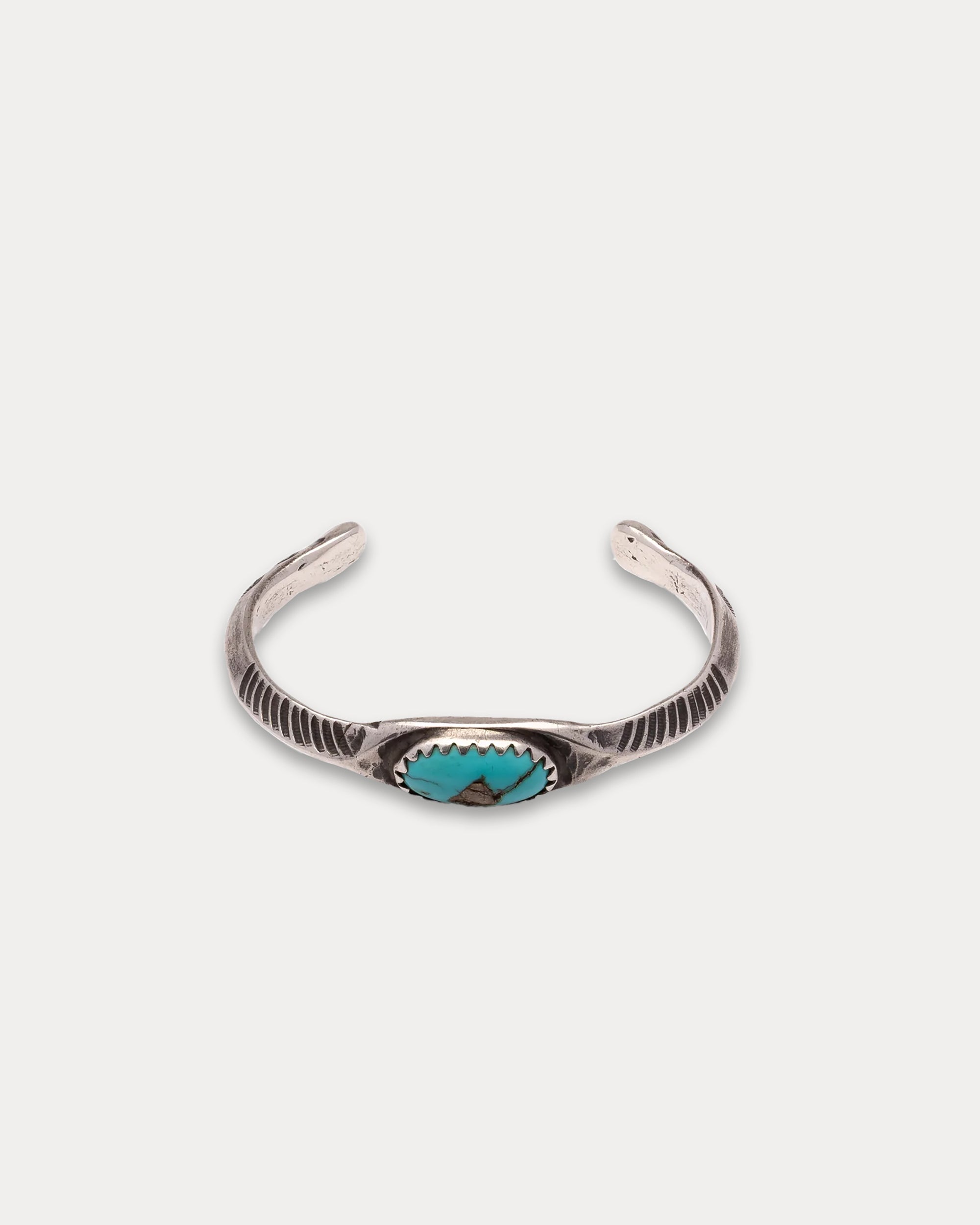 Bracciale in Argento con Pietra Turchese Ovale e dettagli Cesellati
