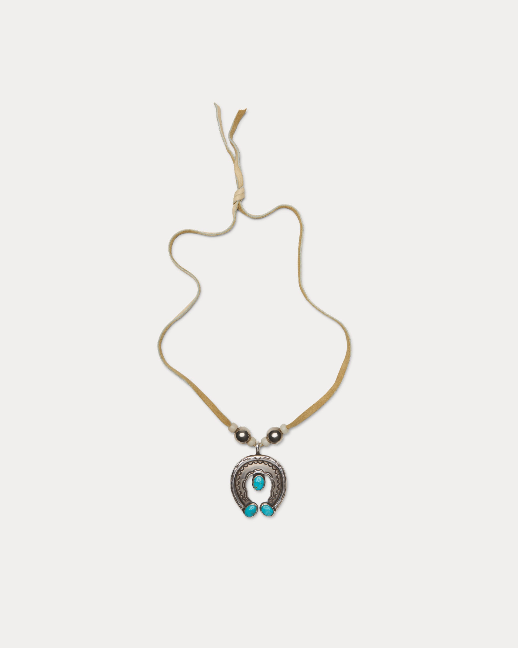 Collana in Pelle con Ciondolo in Argento Cesellato e Pietre Turchesi