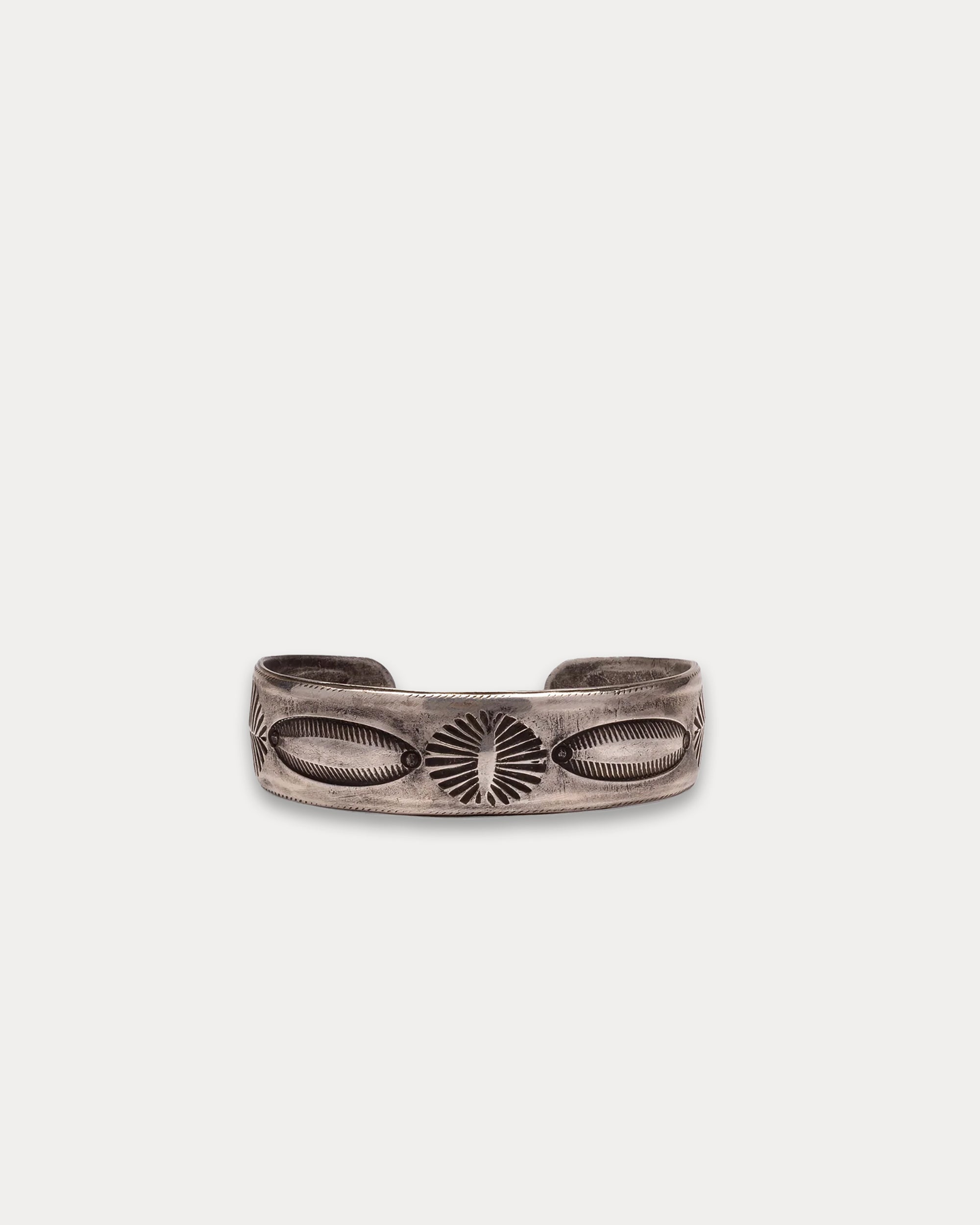 Bracciale inciso in Argento con motivo a Raggiera