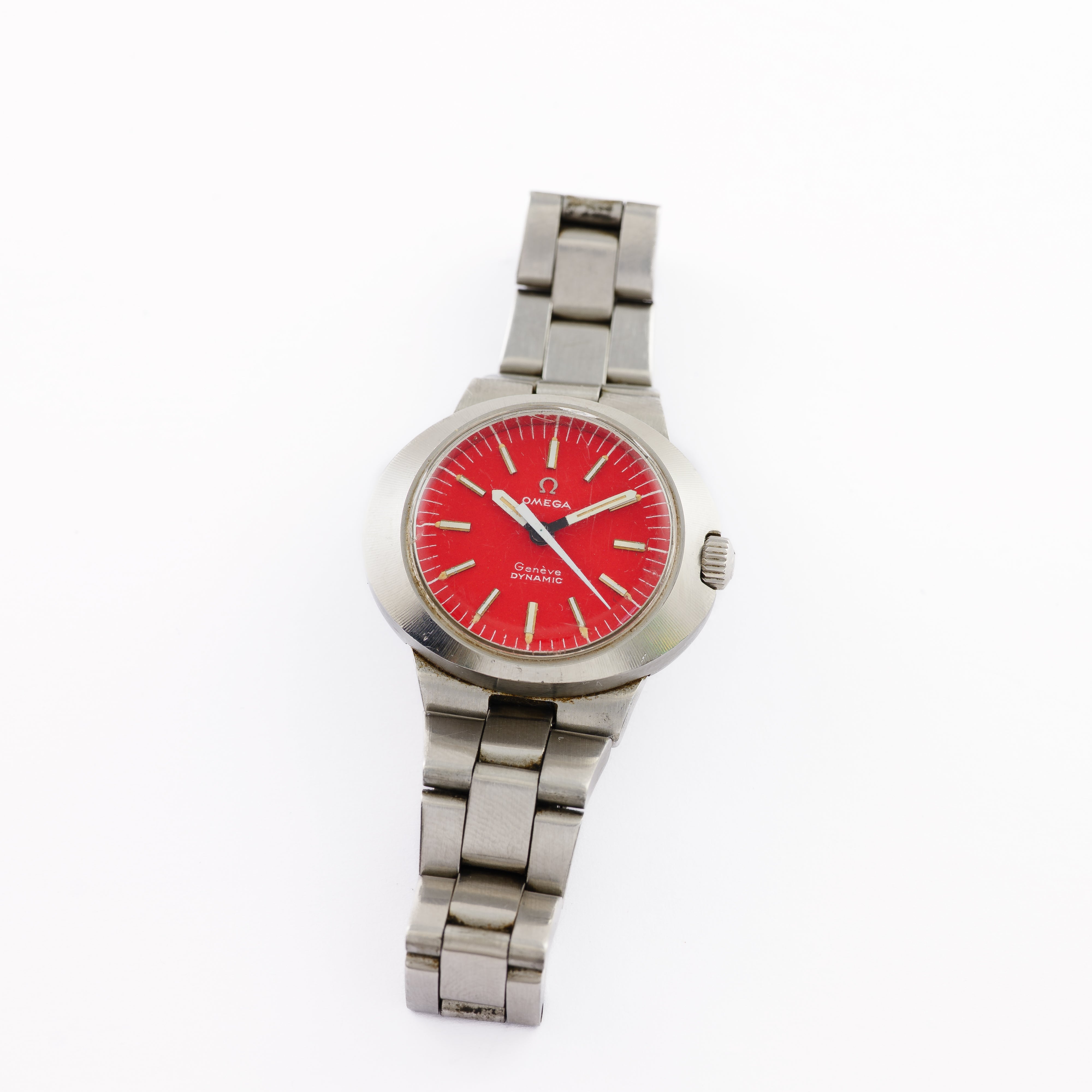 Omega Dynamic with a disc-shaped stainless steel case