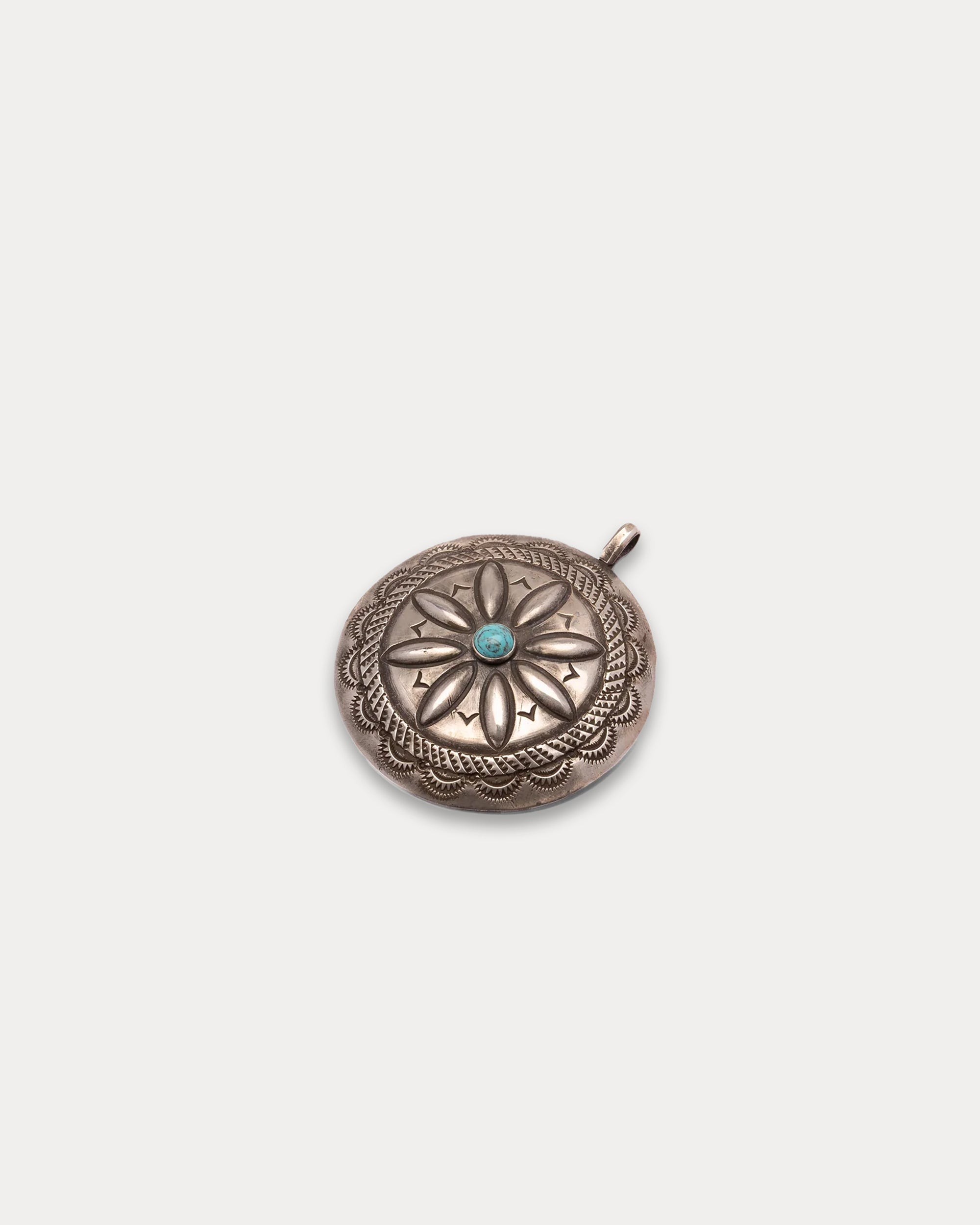 Concho Navajo in Argento Cesellato con Pietra Turchese Centrale
